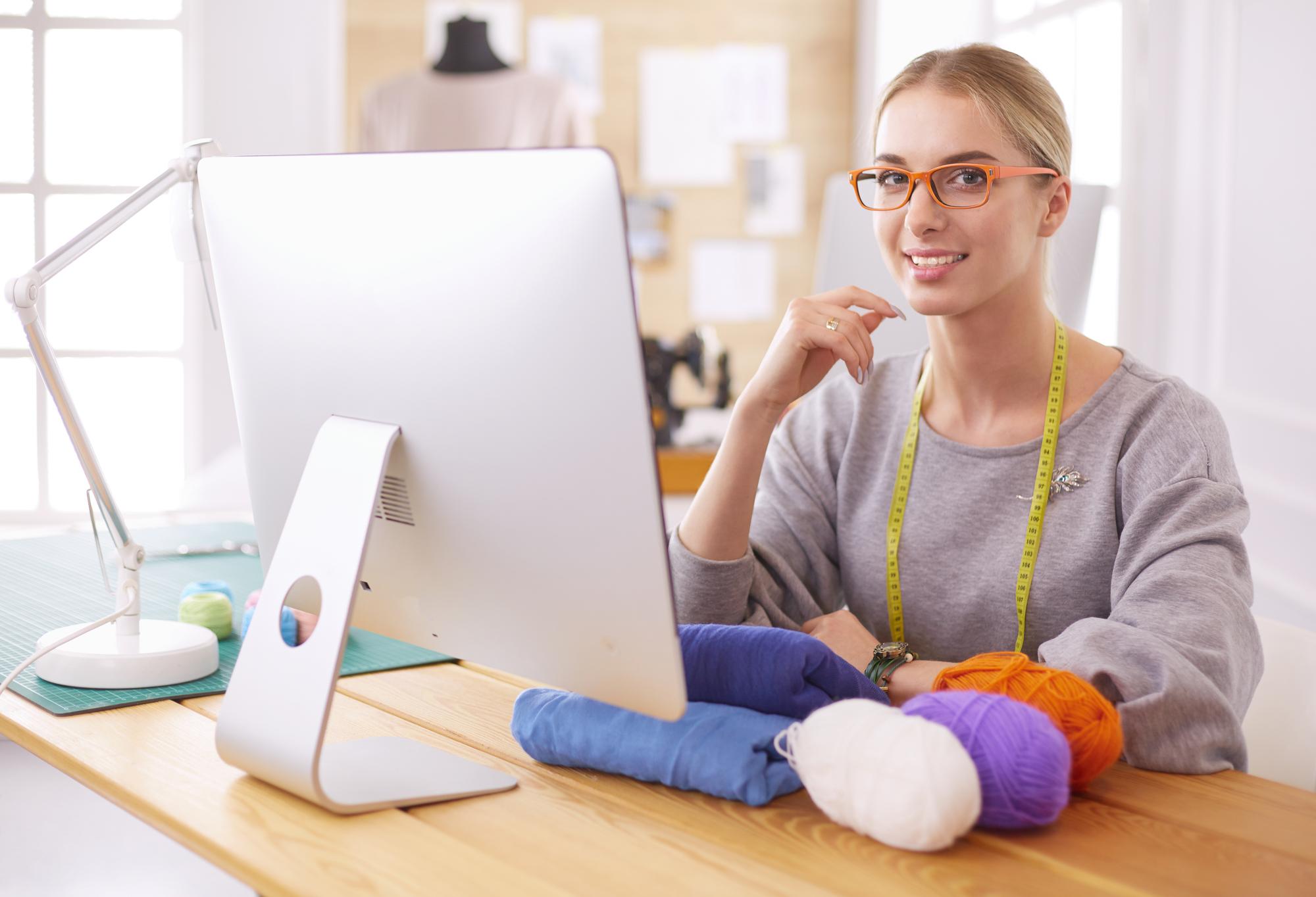 Konsultacja online: instruktor pokazuje technikę haftu